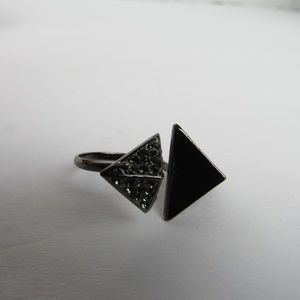 NWT Black Pyramid Rhinestone Ring Size 7